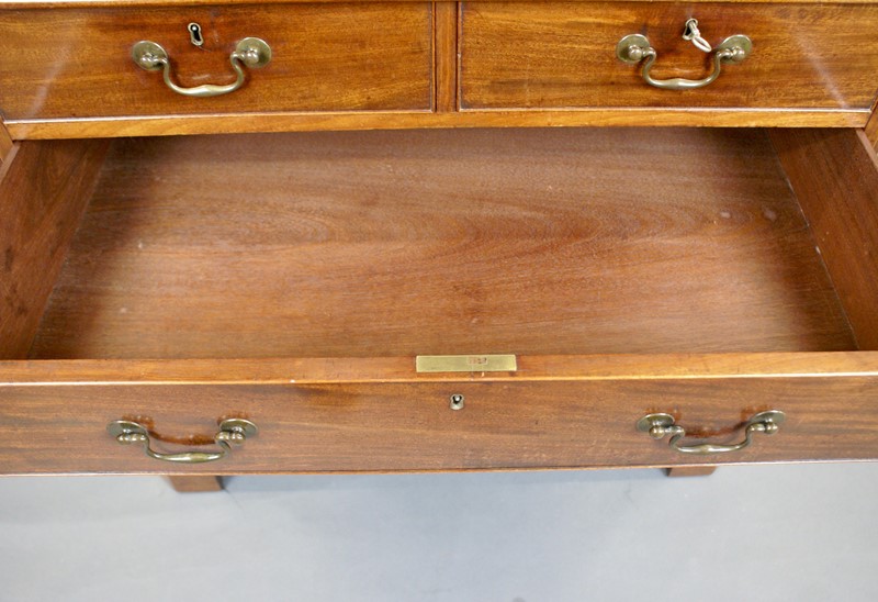 A superior quality George III mahogany chest .-w-j-gravener-antiques-dsc09749-main-638001421011370692.jpg