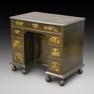 A Very Rare Queen Anne Kneehole Des...