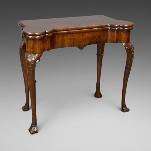 A fine George II mahogany tea table