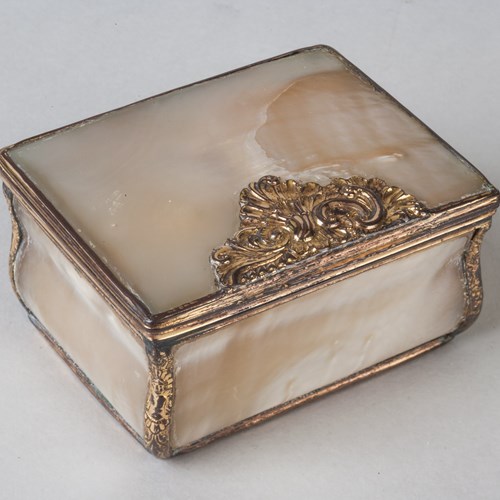 Mother-O-Pearl Table Snuff Box